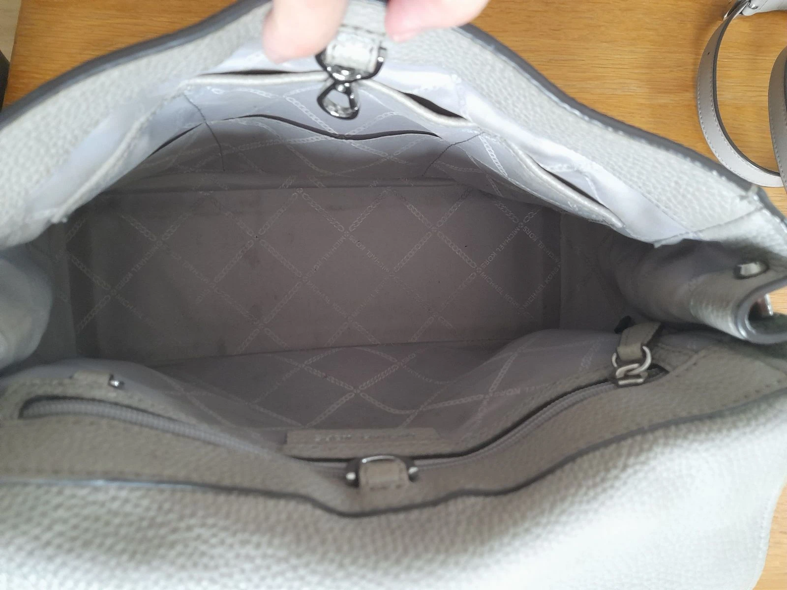 Bolso Michael Kors Bristol en Piel Gris 🩶 – photo 10